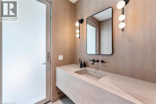 304 Pomona Avenue, Burlington, ON - Indoor Photo Showing Bathroom