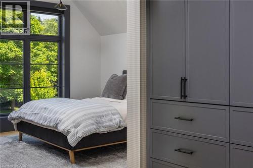 304 Pomona Avenue, Burlington, ON - Indoor Photo Showing Bedroom