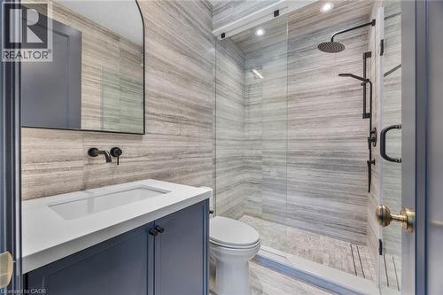 304 Pomona Avenue, Burlington, ON - Indoor Photo Showing Bathroom