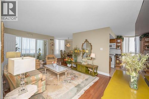 20 Cherrytree Drive Unit# 809, Brampton, ON - Indoor Photo Showing Living Room
