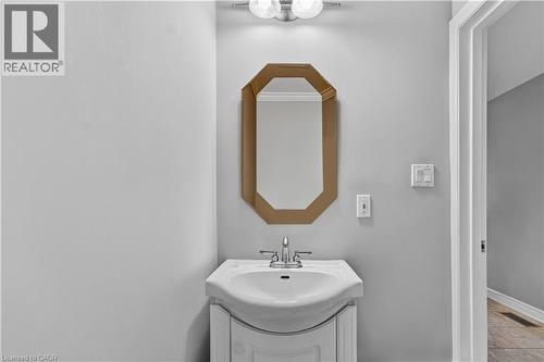 195 Wilton Street, Burlington, ON - Indoor Photo Showing Bathroom