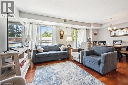 3267 King Street E Unit# 204, Kitchener, ON - Indoor Photo Showing Living Room