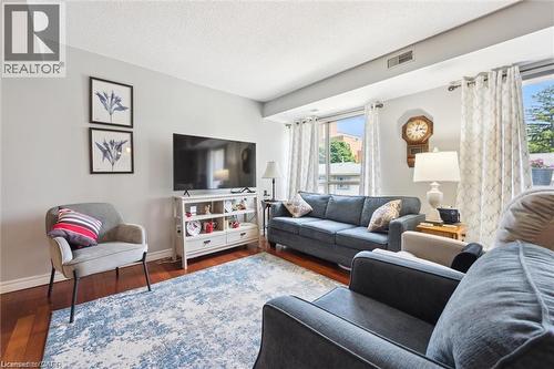 3267 King Street E Unit# 204, Kitchener, ON - Indoor Photo Showing Living Room