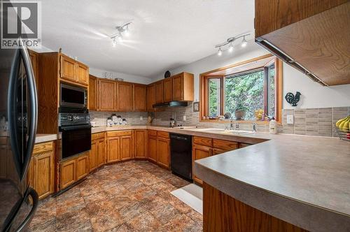 7905 97A Highway, Mara, BC - Indoor Photo Showing Kitchen