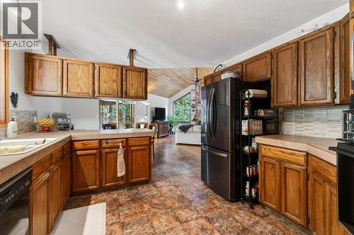 7905 97A Highway, Mara, BC - Indoor Photo Showing Kitchen