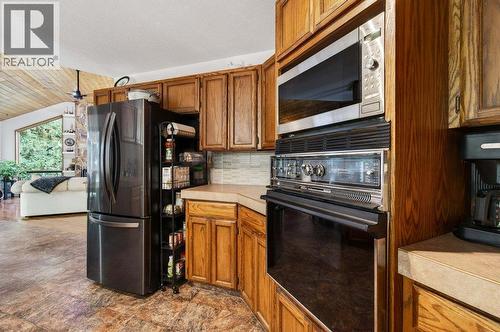 7905 97A Highway, Mara, BC - Indoor Photo Showing Kitchen