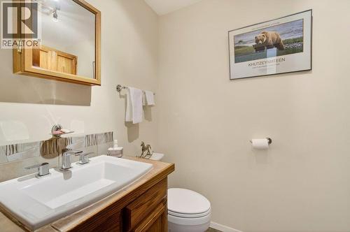 7905 97A Highway, Mara, BC - Indoor Photo Showing Bathroom