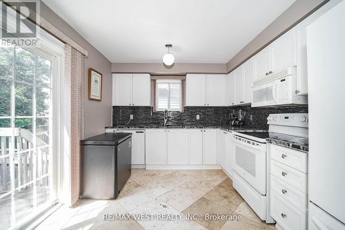 1976 Edenwood Drive, Oshawa, ON - Indoor Photo Showing Kitchen