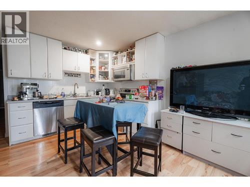 602 & 604 Brentwood Avenue, Kamloops, BC - Indoor Photo Showing Kitchen