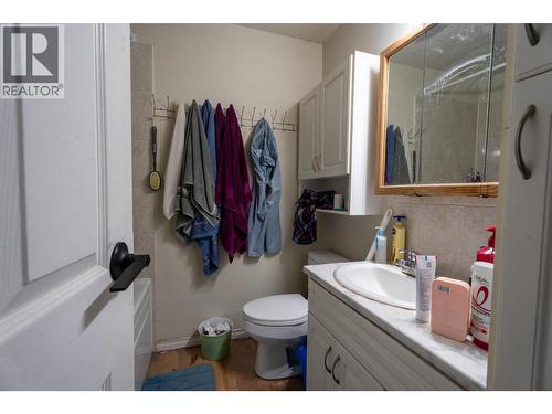 602 & 604 Brentwood Avenue, Kamloops, BC - Indoor Photo Showing Bathroom