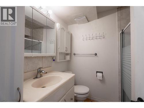 602 & 604 Brentwood Avenue, Kamloops, BC - Indoor Photo Showing Bathroom