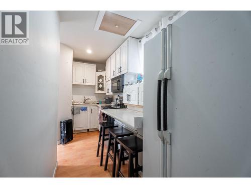 602 & 604 Brentwood Avenue, Kamloops, BC - Indoor Photo Showing Kitchen