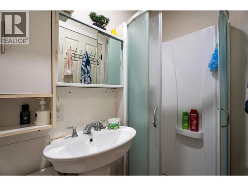 602 & 604 Brentwood Avenue, Kamloops, BC - Indoor Photo Showing Bathroom