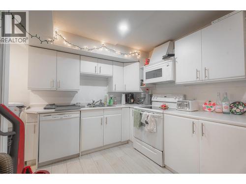 602 & 604 Brentwood Avenue, Kamloops, BC - Indoor Photo Showing Laundry Room
