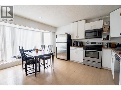 602 & 604 Brentwood Avenue, Kamloops, BC - Indoor Photo Showing Kitchen