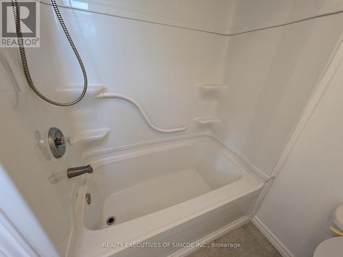 Upper unit Bathtub and shower - 87 Maple Avenue, Barrie, ON - Indoor Photo Showing Bathroom