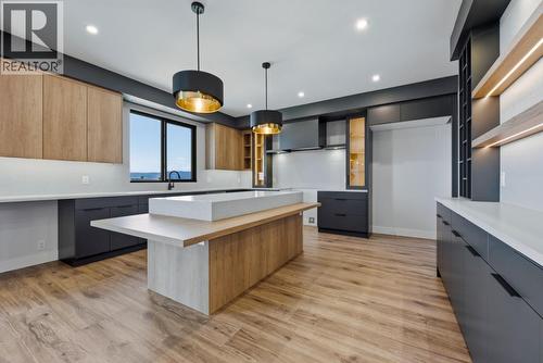 1120 Collinson Court, Kelowna, BC - Indoor Photo Showing Kitchen With Upgraded Kitchen