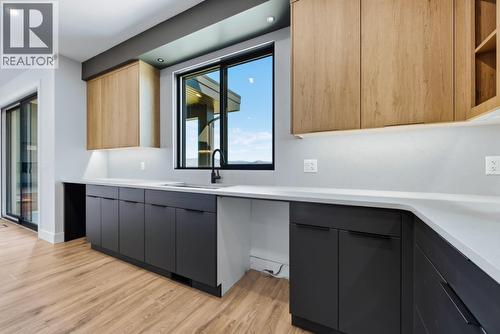 1120 Collinson Court, Kelowna, BC - Indoor Photo Showing Kitchen