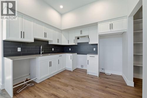 1120 Collinson Court, Kelowna, BC - Indoor Photo Showing Kitchen