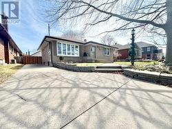 6902 DELL AVENUE Niagara Falls, ON L2G 4V8