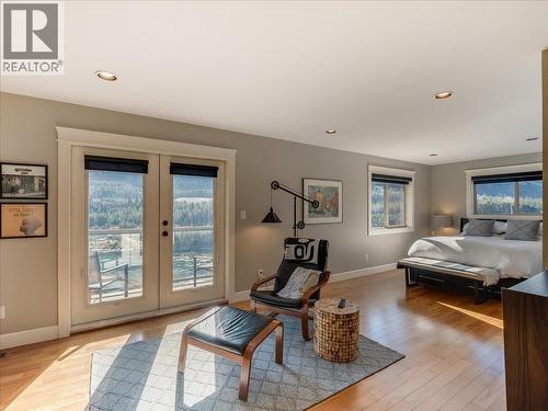 3733 Williston Road, Castlegar, BC - Indoor Photo Showing Living Room