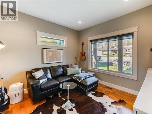 3733 Williston Road, Castlegar, BC - Indoor Photo Showing Living Room
