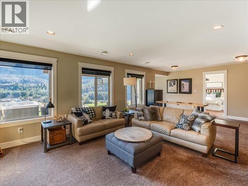 3733 Williston Road, Castlegar, BC - Indoor Photo Showing Living Room