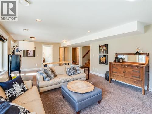 3733 Williston Road, Castlegar, BC - Indoor Photo Showing Living Room