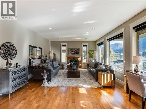 3733 Williston Road, Castlegar, BC - Indoor Photo Showing Living Room