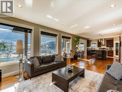 3733 Williston Road, Castlegar, BC - Indoor Photo Showing Living Room