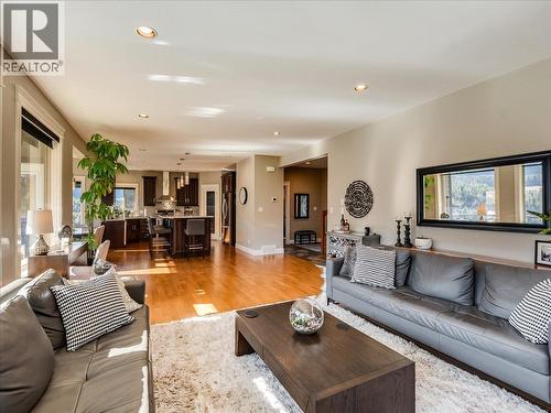 3733 Williston Road, Castlegar, BC - Indoor Photo Showing Living Room