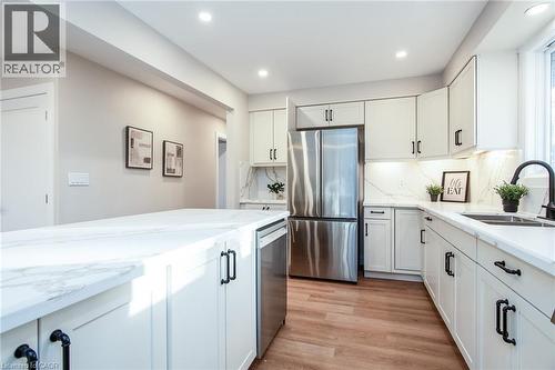 627 Glen Forrest Boulevard, Waterloo, ON - Indoor Photo Showing Kitchen With Double Sink With Upgraded Kitchen
