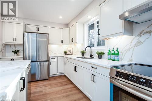 627 Glen Forrest Boulevard, Waterloo, ON - Indoor Photo Showing Kitchen With Upgraded Kitchen