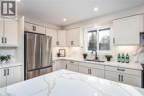 627 Glen Forrest Boulevard, Waterloo, ON - Indoor Photo Showing Kitchen With Double Sink With Upgraded Kitchen