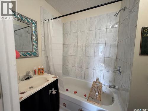 833 K Avenue N, Saskatoon, SK - Indoor Photo Showing Bathroom