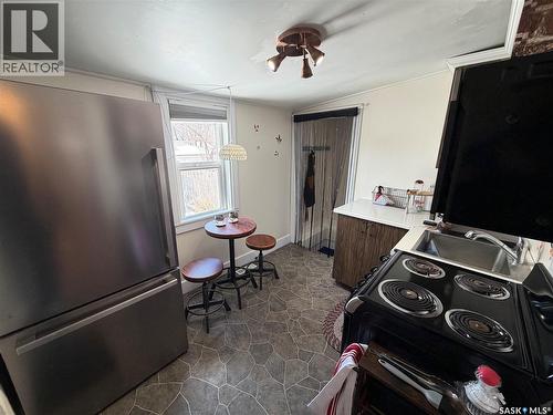 833 K Avenue N, Saskatoon, SK - Indoor Photo Showing Kitchen