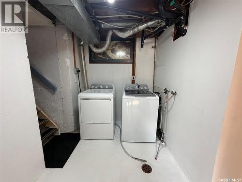 833 K Avenue N, Saskatoon, SK - Indoor Photo Showing Laundry Room