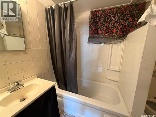 833 K Avenue N, Saskatoon, SK - Indoor Photo Showing Bathroom