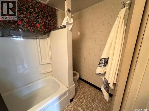 833 K Avenue N, Saskatoon, SK - Indoor Photo Showing Bathroom