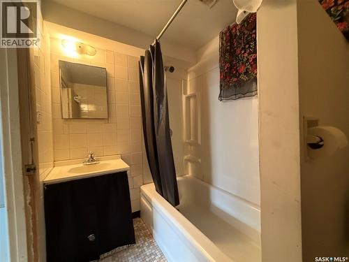 833 K Avenue N, Saskatoon, SK - Indoor Photo Showing Bathroom