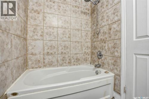 222 Smallwood Crescent, Saskatoon, SK - Indoor Photo Showing Bathroom