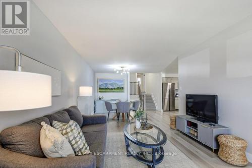 2405 Malcom Crescent, Burlington, ON - Indoor Photo Showing Living Room