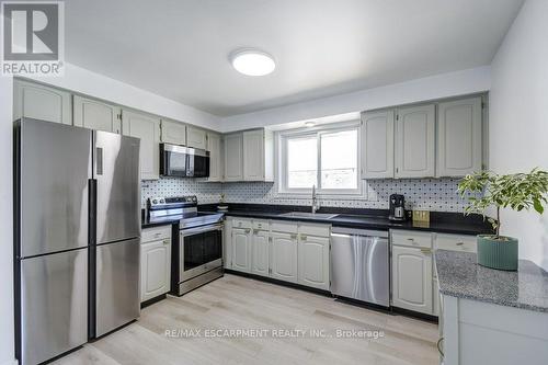 2405 Malcom Crescent, Burlington, ON - Indoor Photo Showing Kitchen With Upgraded Kitchen