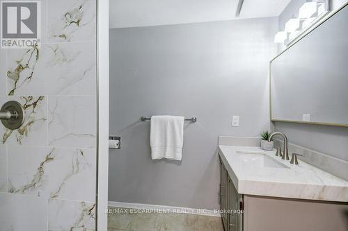 2405 Malcom Crescent, Burlington, ON - Indoor Photo Showing Bathroom