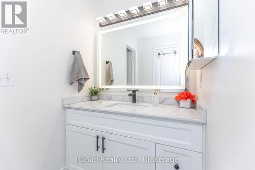 3842 Ridgepoint Way, Mississauga, ON - Indoor Photo Showing Bathroom