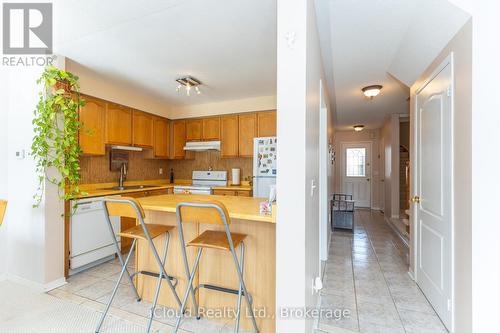 3842 Ridgepoint Way, Mississauga, ON - Indoor Photo Showing Kitchen