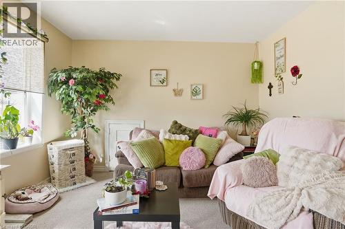 436 Mcalpine Avenue N, Welland, ON - Indoor Photo Showing Living Room