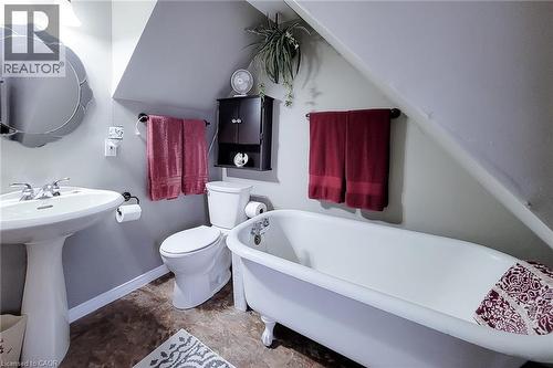 72 East 32Nd Street, Hamilton, ON - Indoor Photo Showing Bathroom