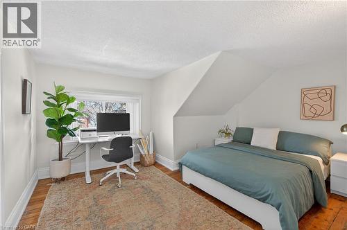 33 Homewood Avenue, Hamilton, ON - Indoor Photo Showing Bedroom