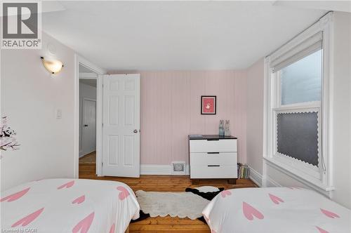 33 Homewood Avenue, Hamilton, ON - Indoor Photo Showing Bedroom